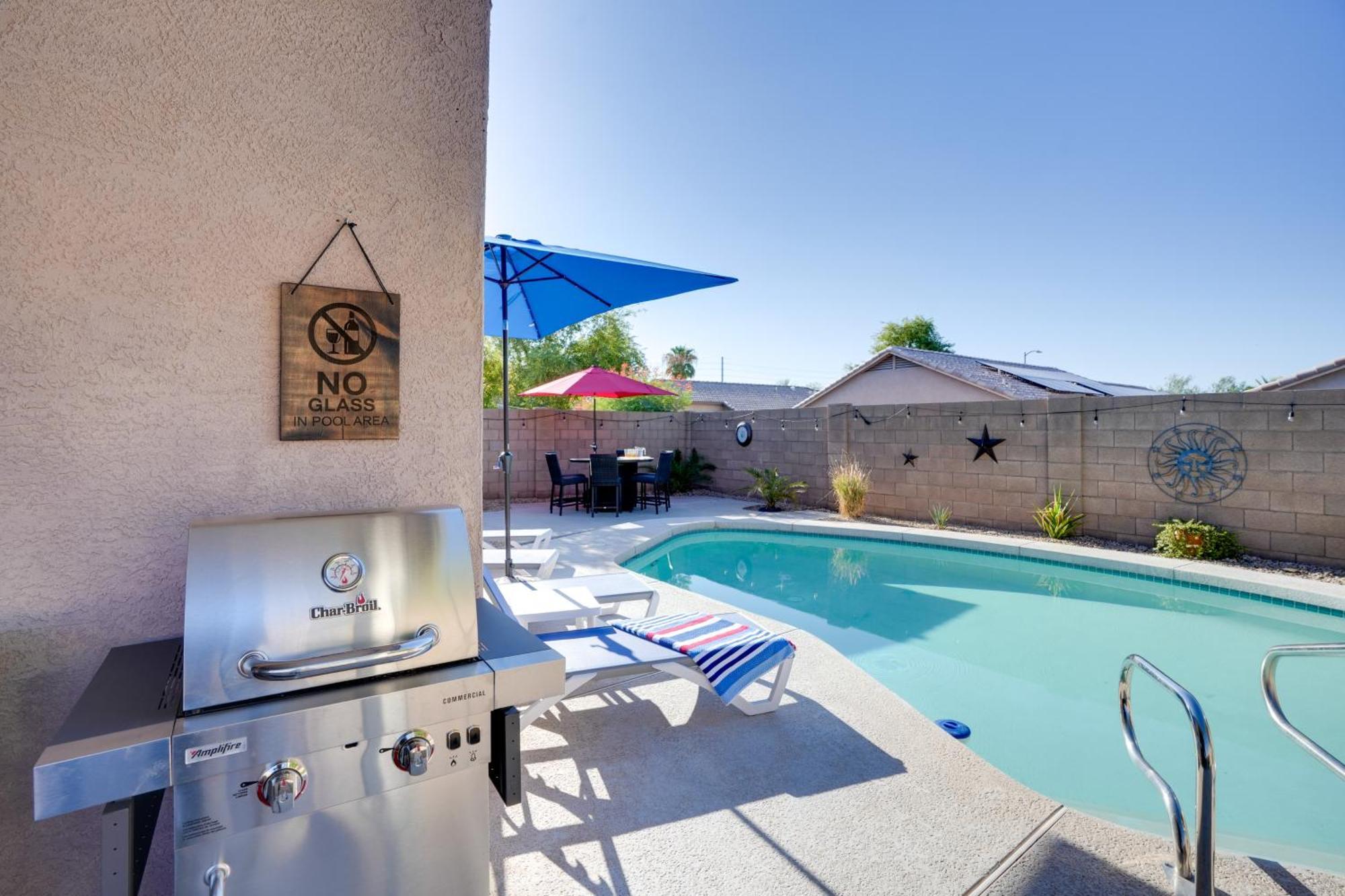 Sunny Surprise Getaway With Private Yard And Pool Exterior foto
